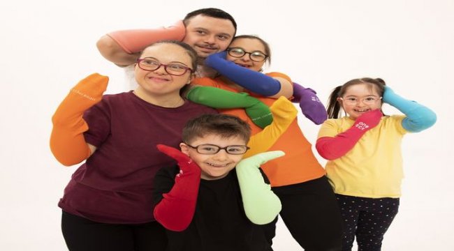 Renkli çoraplarla sen de destek ver