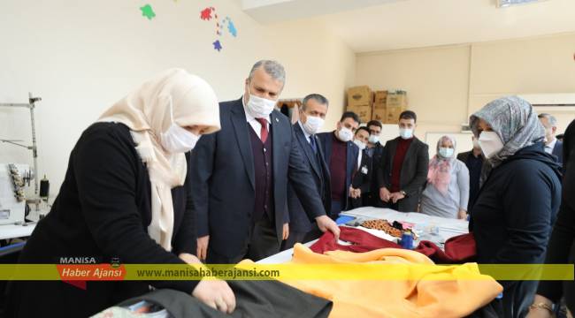 Yunusemre Belediye Başkanı Dr. Mehmet Çerçi, TOKİ 2 Kültür ve Sanat Merkezi’nde kursiyerlerle buluştu.