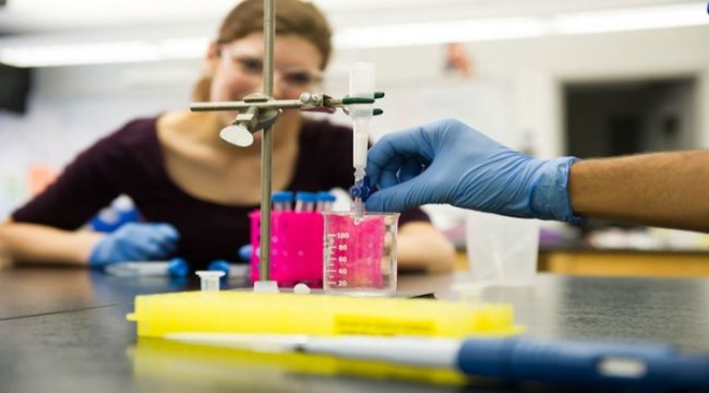 Amgen Vakfı’nın öğrencilere bilim tutkusu aşıladığı ABE programı Türkiye’de