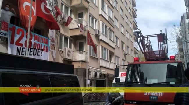 CHP’nin afişlerini itfaiye indirdi