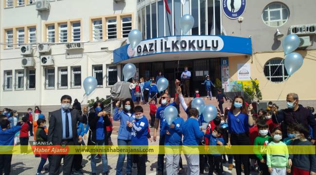 Gazi İlkokulunda mavi balonları gökyüzüne bıraktılar