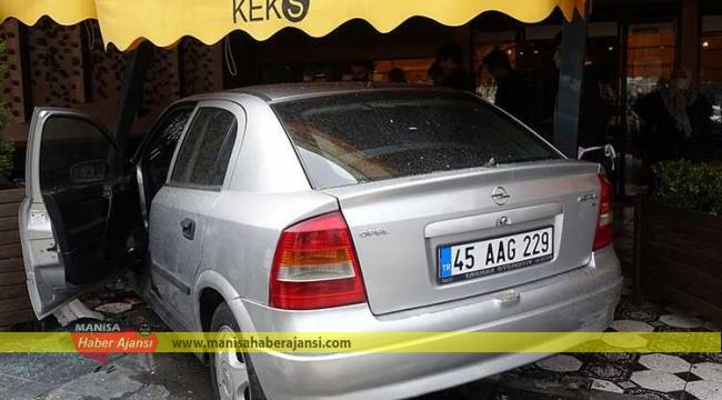 Manisa'da feci kaza! 4 otomobile çarpıp pastaneye girdi