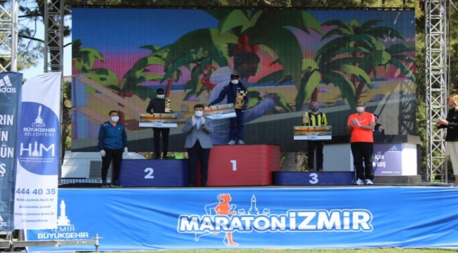 Maratonİzmir’de şampiyonlara geri dönüşümlü kupa