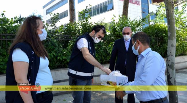 Polis ve sağlıkçılara lokum ikram ettiler