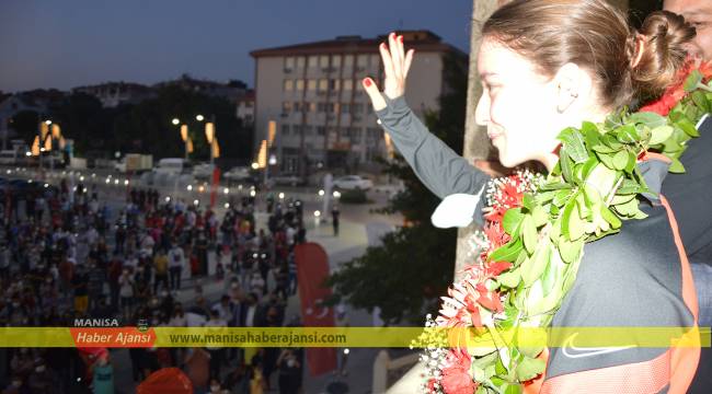 Dünya Şampiyonu Ayşe Begüm Onbaşı’ya muhteşem karşılama