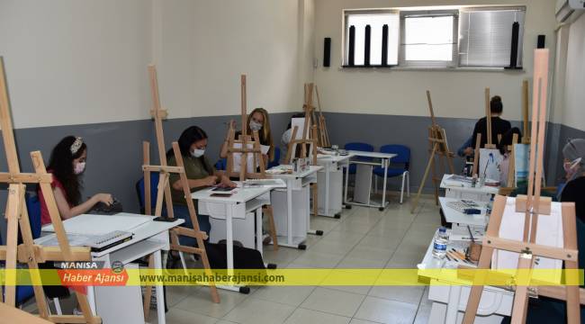 HANIMLAR RESİM YETENEKLERİNİ GELİŞTİRİYOR
