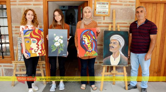 Kurşunlu Han’da öğrencilere sanatı öğretiyor