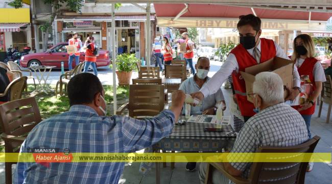 Türk Kızılay Yunusemre Şubesi babalara kolonya dağıttı