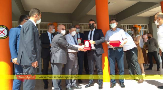 Ahmet Tütüncüoğlu İlkokulu’na katkı sunanlara plaket