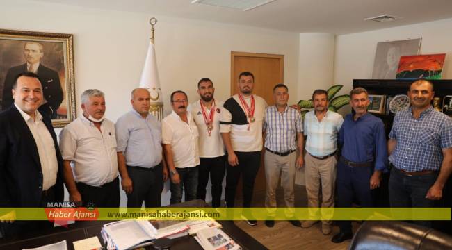 Başkan Besim Dutlulu, Akhisar’ın gururu güreşçileri konuk etti
