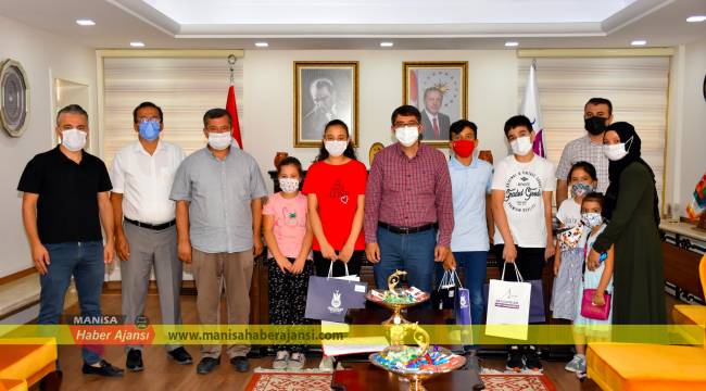 BAŞKAN ÇELİK ŞEGEM’İN LGS ŞAMPİYONLARINI ÖDÜLLENDİRDİ