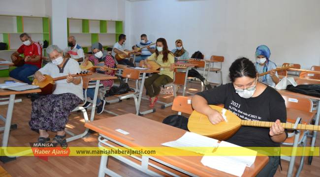 Her yaştan insan bağlama öğreniyor
