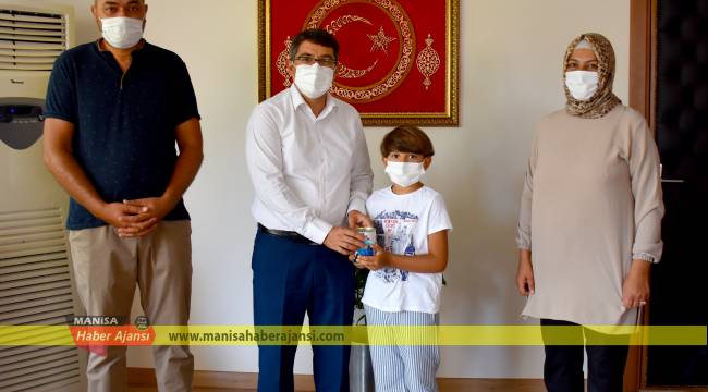 KÜÇÜK MUHAMMET AFETZEDELER İÇİN KUMBARASINI BAĞIŞLADI