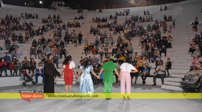 Peter Pan ve Mikrop İle Köpük çocuklar için sahne aldı