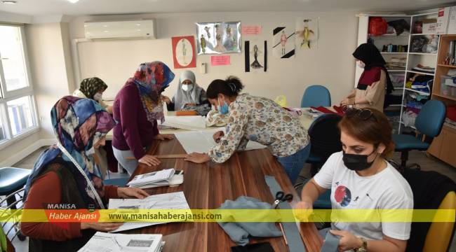 KIYAFET DİKMEYİ ÖĞRENİYORLAR