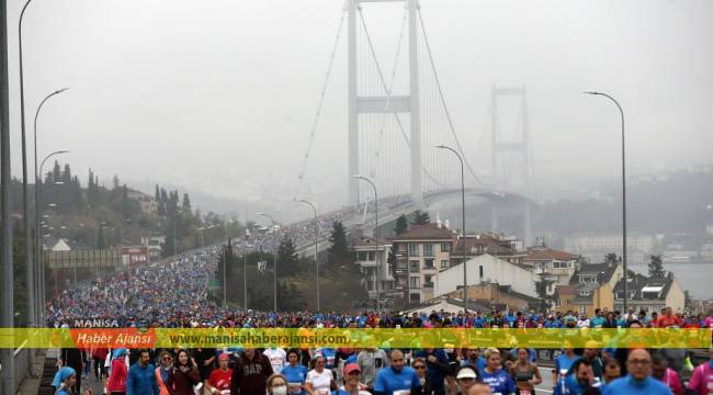 N Kolay Maratonda Ahmet Bayram Kürsüde