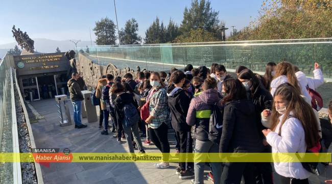 Çanakkale Şehitleri Anıtı Yüzlerce Öğrenciyi Ağırladı