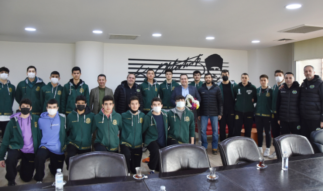 Şampiyon genç basketbolculardan Başkan Dutlulu’ya ziyaret