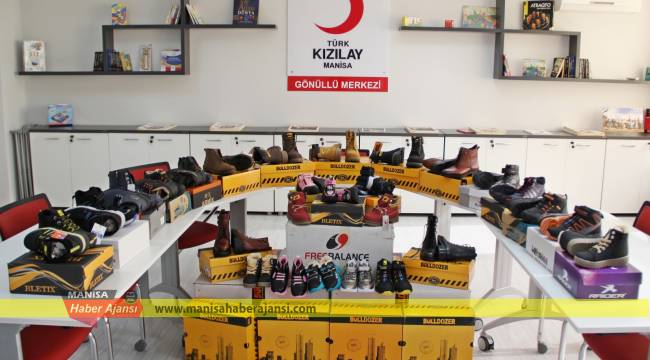 Türk Kızılay'dan Manisa'da 1500 öğrenciye bot yardımı