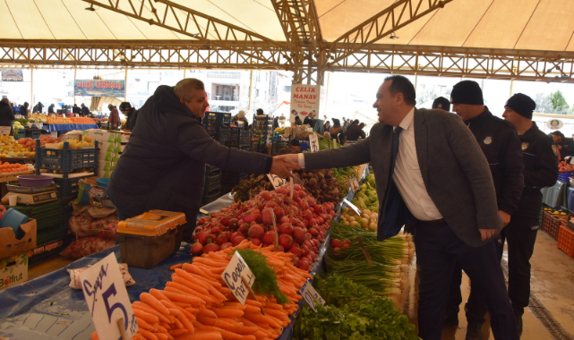 Başkan Besim Dutlulu, halkın içinde, esnafın yanında