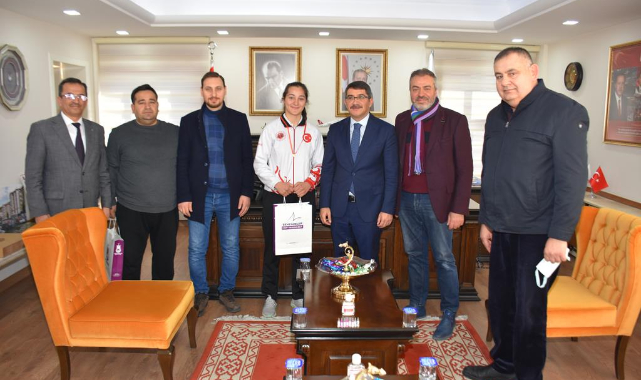 BAŞKAN ÇELİK, ŞAMPİYON SPORCUYU ÖDÜLLENDİRDİ