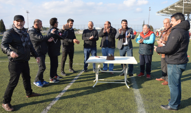 MANİSA'DA SPORUN EMEKÇİLERİNE SÜRPRİZ DOĞUM GÜNÜ