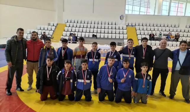 YUNUSEMRELİ GÜREŞÇİLERDEN 13 MADALYA