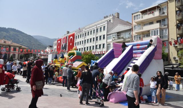 Manisa Büyükşehir Belediye Başkanı Cengiz Ergün'den, Çocuklara Bayram Eğlencesi