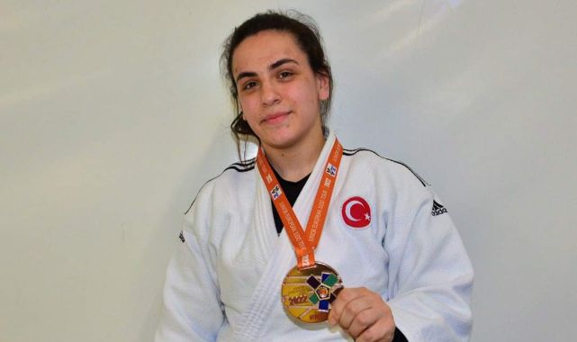ŞAMPİYON KIZIMIZ SÜMEYYE MADALYAYA DOYMUYOR