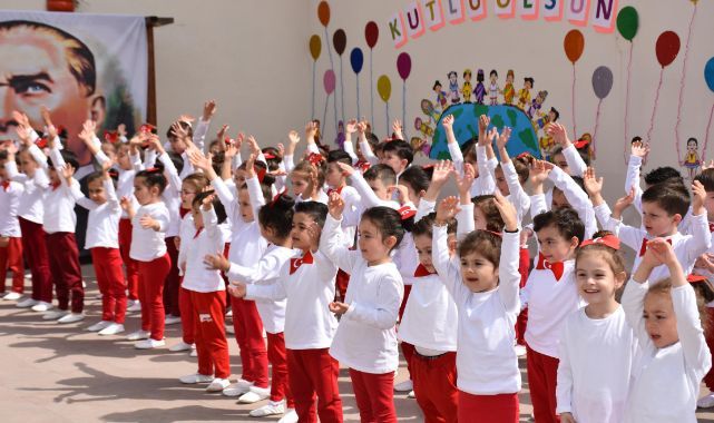ŞEHZADELER BELEDİYESİ KREŞİ’NDE 23 NİSAN COŞKUSU
