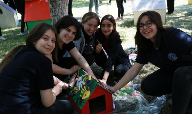 GÖNÜLLÜ GENÇLER SOKAK HAYVANLARINI UNUTMADI