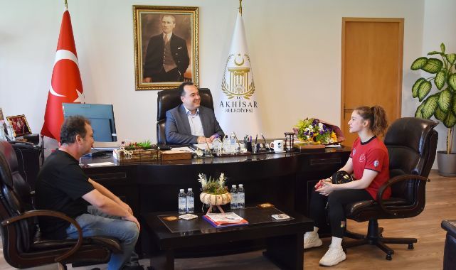 Dünya şampiyonu Ayşe Begüm’den Başkan Besim Dutlulu’ya ziyaret