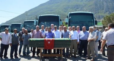 Kontak Kapattıkları Otobüslerinin Önünde Tabutlu Eylem Yaptılar