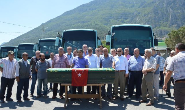 Kontak Kapattıkları Otobüslerinin Önünde Tabutlu Eylem Yaptılar