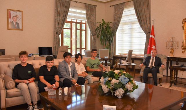 Manisa Kent Konseyi Çocuk Meclisi, Vali Karadeniz’i Ziyaret Etti