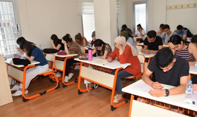 ÜNİVERSİTE ADAYLARI YEGEM İLE SINAVLARA HAZIRLANIYOR