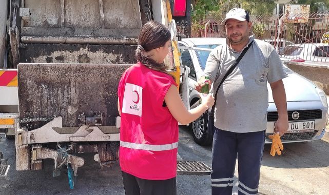 Manisa Kızılay'dan Emekçilere Serinleten İkram