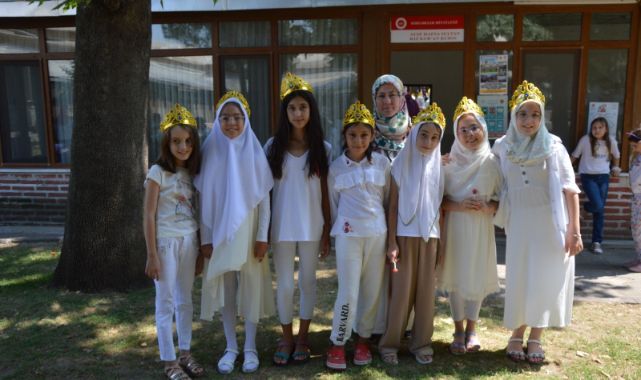 Manisa Kur'an kurslarında Kur'an-ı Kerim'e geçen öğrencilere taç takıldı.