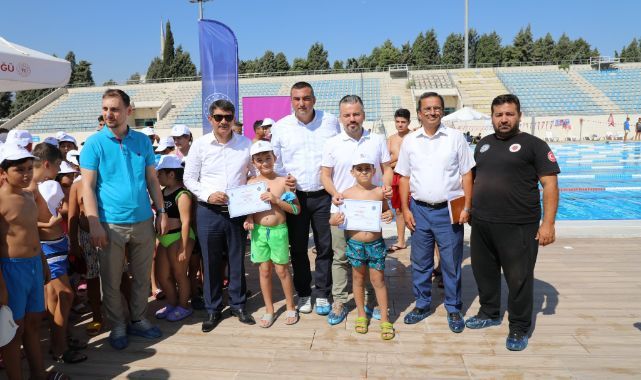 ŞEHZADELER BELEDİYESİ YAZ OKULUYLA YÜZMEYİ ÖĞRENDİLER
