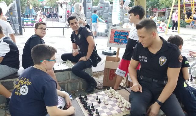 Manisa'da "Sokakta satranç var" Projesi yapıldı...