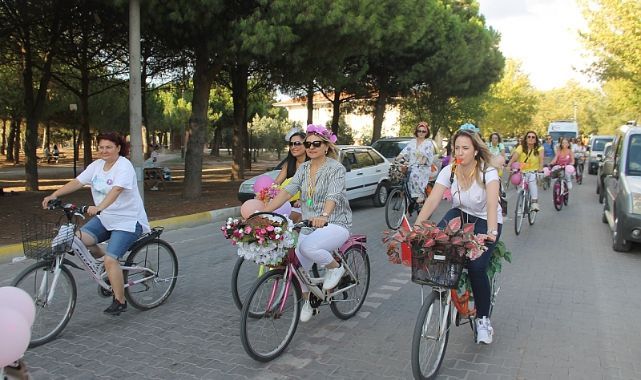 Süslü Kadınlar Bisiklet Turu Rengarenk Görüntülere sahne Oldu..
