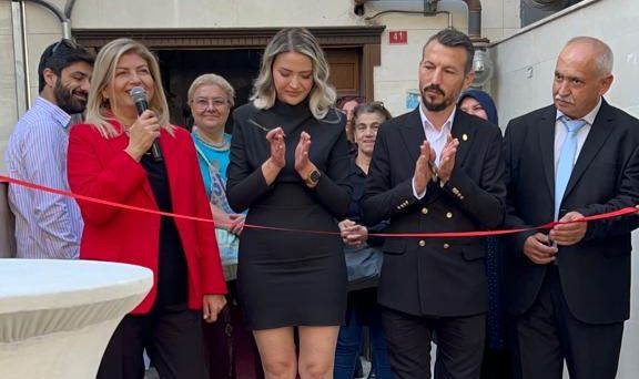 MANİSA'DA GİRİŞİMCİ GENÇ KADIN GÜZELLİK SALONUNU AÇTI...