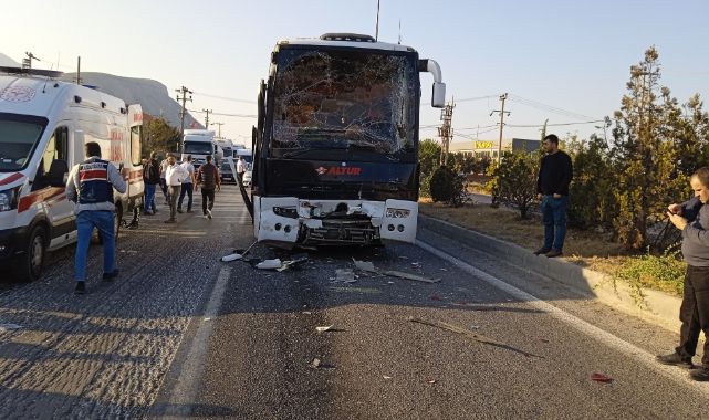 MANİSA'DA İŞÇİ OTOBÜSLERİ KAZA YAPTI