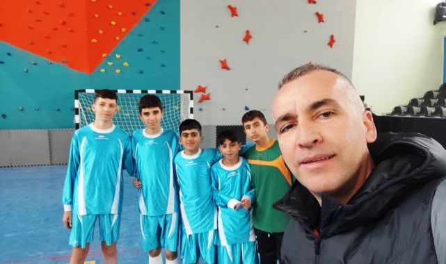 MÜTEVELLİ GÜRES ORTAOKULU FUTSALDA İLÇE BİRİNCİSİ