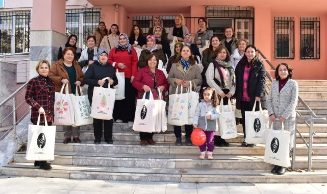 YUNUSEMRE HALK EĞİTİMİ MERKEZİ KURSİYERLERİNDEN ÇOCUK ESİRGEME BULUNAN ÇOCUKLARA HEDİYE