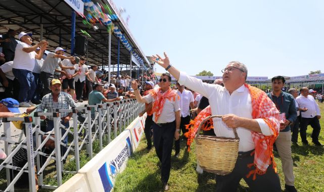 GÜREŞSEVERLERE 2 TON MESİR SAÇILDI