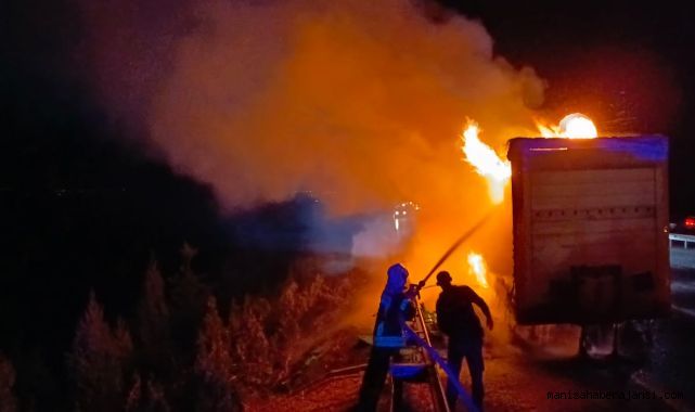 Manisa'da seyir halindeki dorse kül oldu