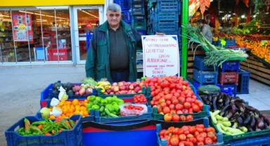 Manisalı manavın günlük satamadığı ürünlerden ihtiyaç sahipleri faydalanıyor
