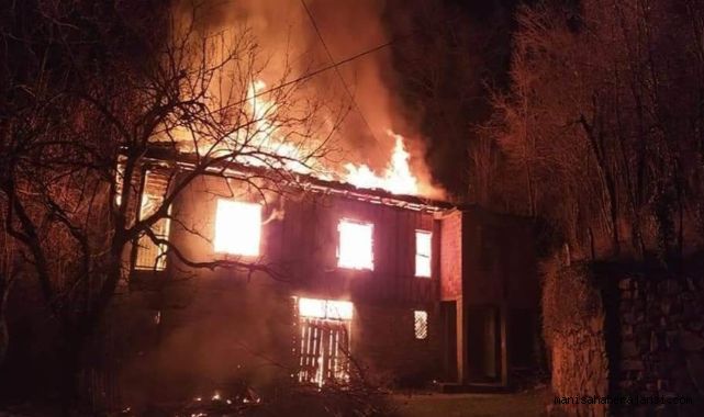 Manisa'da baca yangını evi küle çevirdi, 5 kişi kendini dışarı atarak kurtuldu