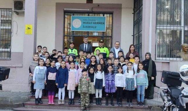 Manisa'da Jandarmadan öğrencilere karne hediyesi